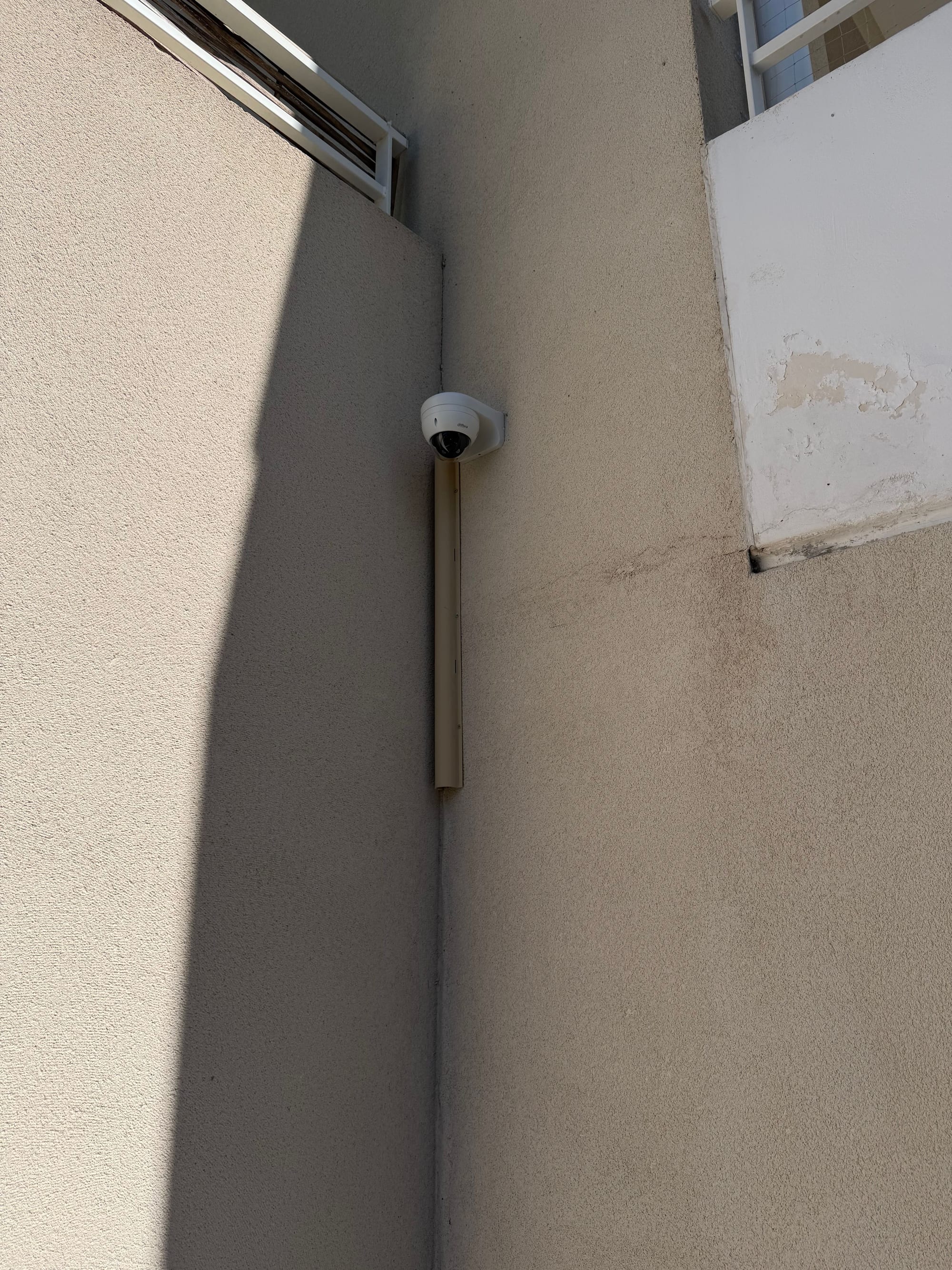 Caméra de vidéosurveillance en façade, avec protection de câblage, copropriété à Marseille